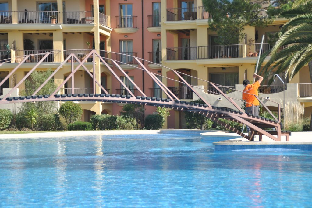 Mantenimiento de piscinas en verano en Mallorca: Claves para disfrutar de un agua cristalina todo el verano